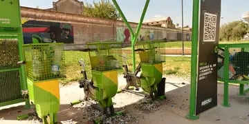 Juegos rotos en el Paseo de la ex cárcel San Martín. Bicicleta de reciclado lleno de basura de plastico