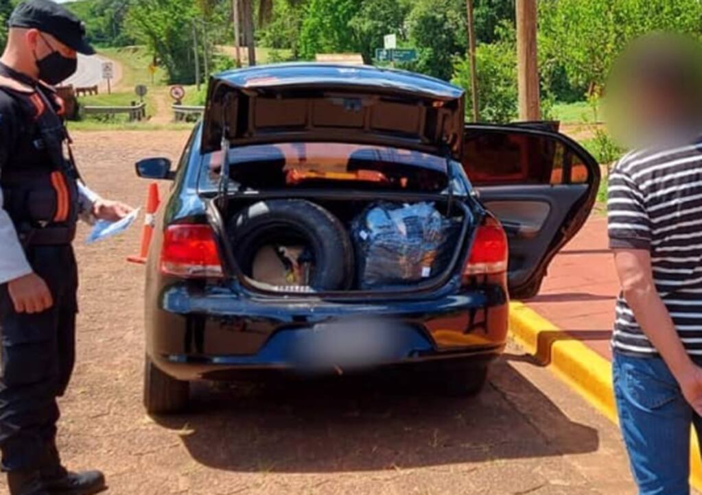 Efectivos policiales incautan mercadería sin aval aduanero en Capioví.