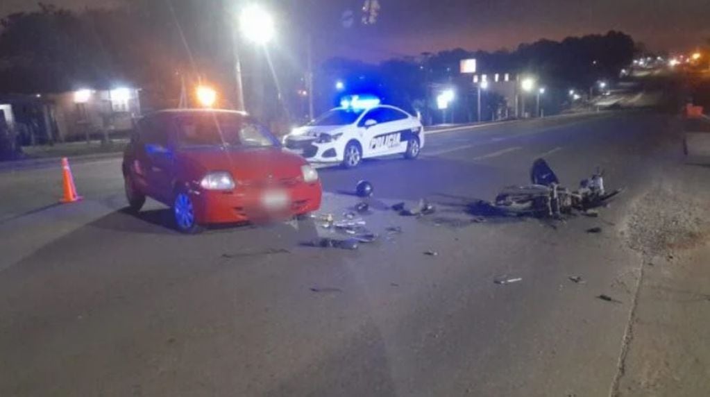Accidente vial en Posadas: un auto y una moto colisionaron entre sí.