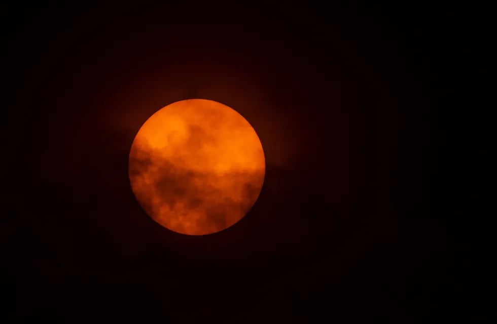 Expectativa en toda Argentina por el eclipse total de Sol, un fenómeno que recién se repetira en 2048. (MARTIN BERNETTI / AFP)