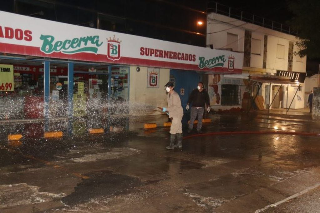 Trabajos diarios en los mercados más concurridos de la zona. (Foto: Municipal).