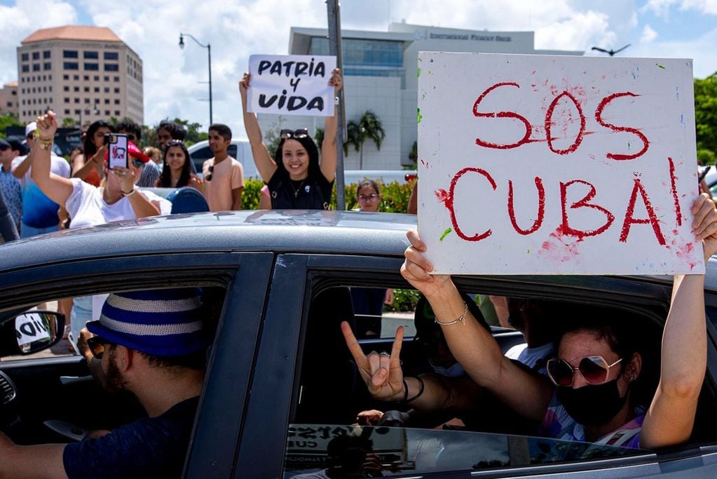 Cientos de personas durante una manifestación en solidaridad con miles de cubanos que tomaron las calles el domingo en varios lugares de Cuba.  (Miami Herald via AP)