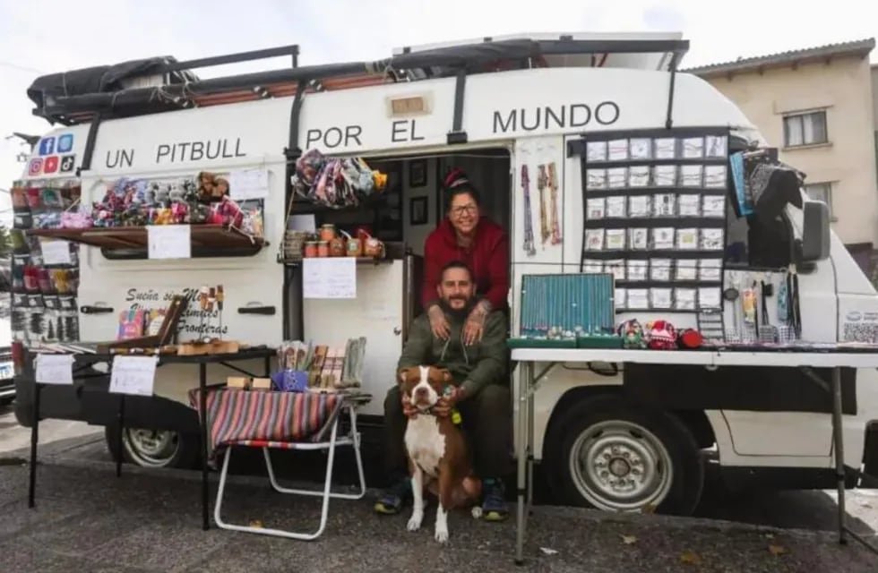 Carina, Sebastián, y su pitbull, Atila, viajan por el mundo vendiendo artesanías y refaccionando casas rodantes.