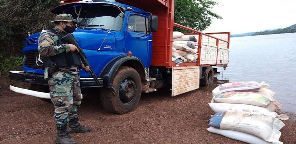 Prefectura Naval Argentina secuestró ocho toneladas de granos de soja.
