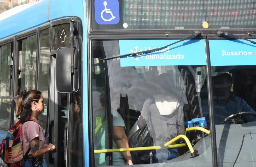 El colectivo de la línea 131 atraviesa el centro de Rosario.