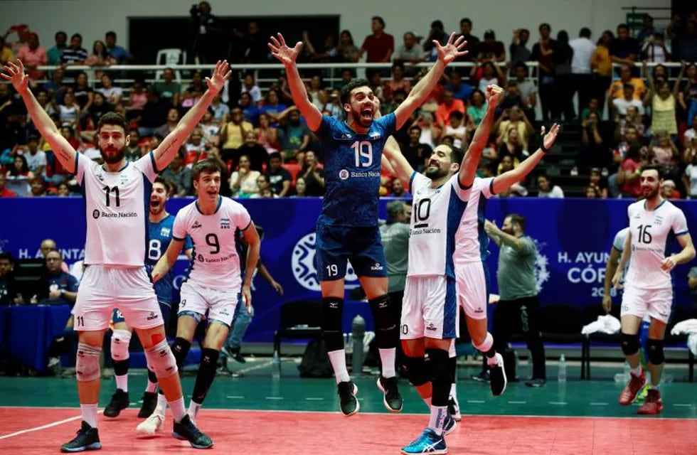 Jugadores de Argentina celebran luego de vencer a Brasil en la final de la Copa Panamericana de Voleibol Masculino