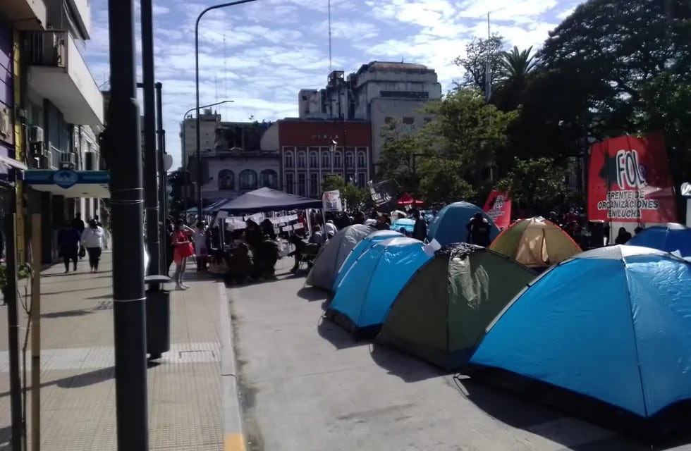 Acampe de organizaciones sociales en Plaza Independencia.