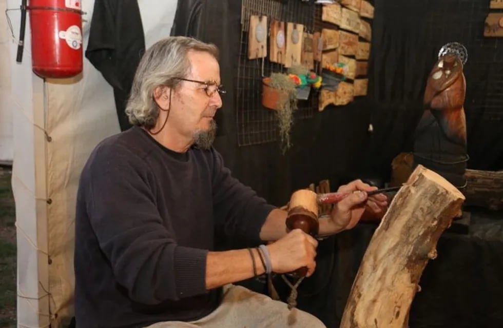 Se ofrecen artesanías en madera, metales y hasta en mimbre.