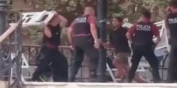Policias detienen a un hombre a sillazos en Barrancas de Belgrano