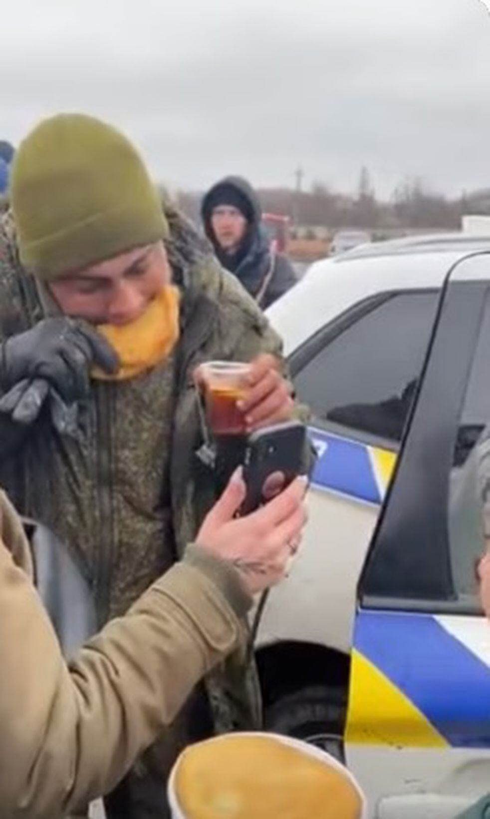 Soldado ruso es alimentado por ucranianos.