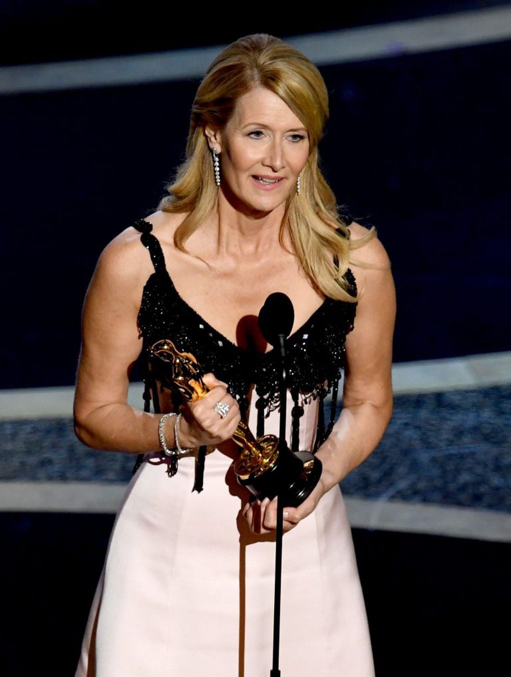 Laura Dern recibe el premio a Mejor Actriz de Reparto. (Foto: AFP)