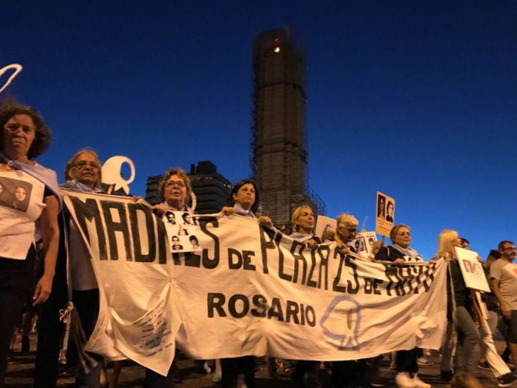 Una multitud marcha por memoria, verdad y justicia