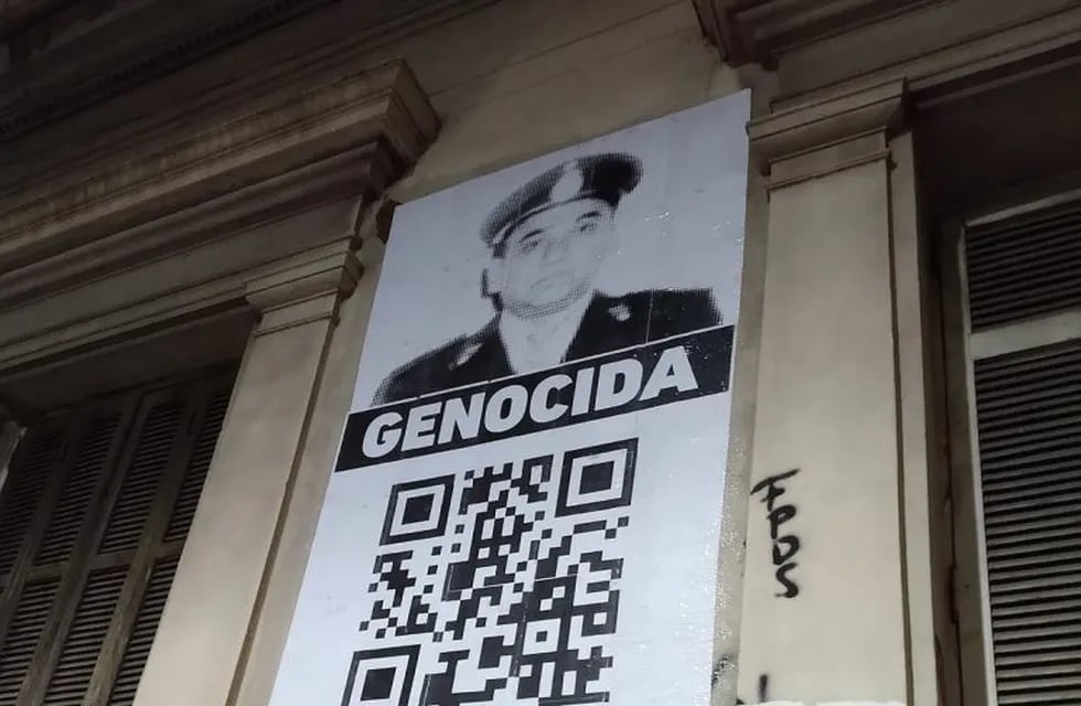 El afiche fue vandalizado frente al edificio del Normal 1. (Hijos Rosario)