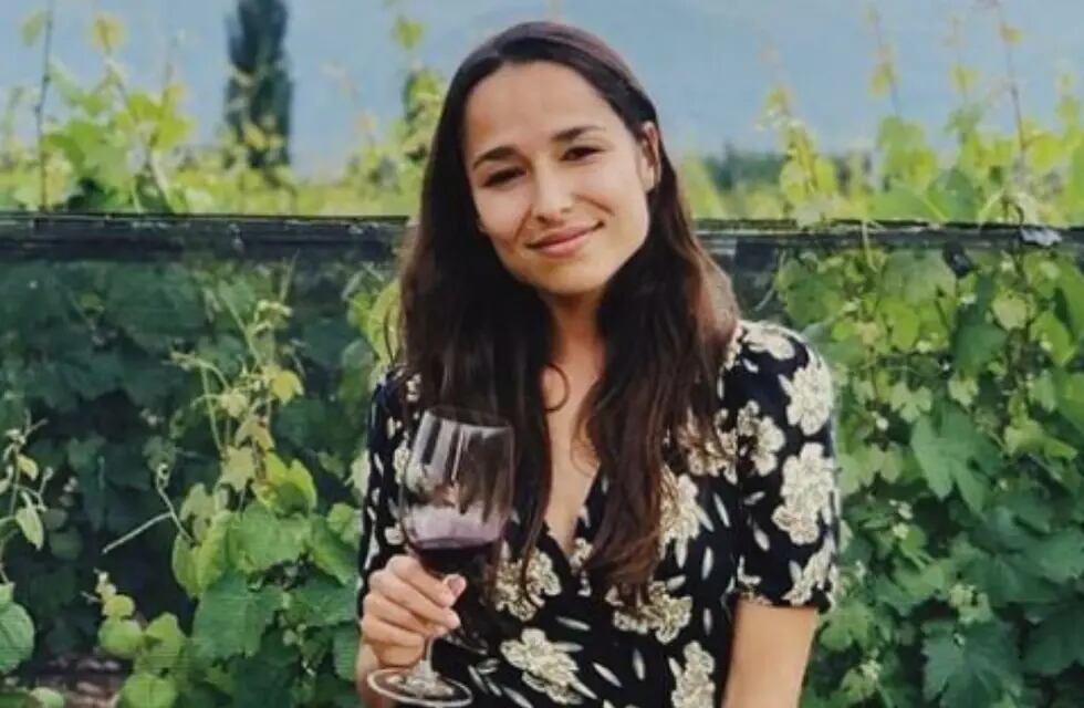 Flor, la “winefluencer” mendocina que hace que el mundo del vino y de las bodegas estén al alcance de todos. Foto: Instagram @dibaflor