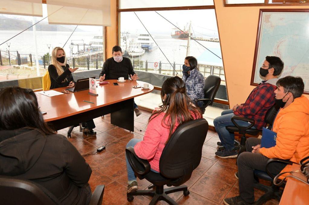 El secretario de Turismo de la Municipalidad de Ushuaia, David Ferreyra, mantuvo un encuentro con integrantes de la Línea Regular.