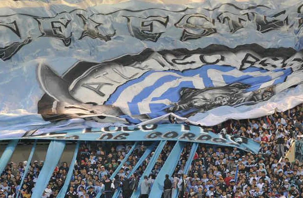  La hinchada de Belgrano, siempre presente para alentar a su equipo. 