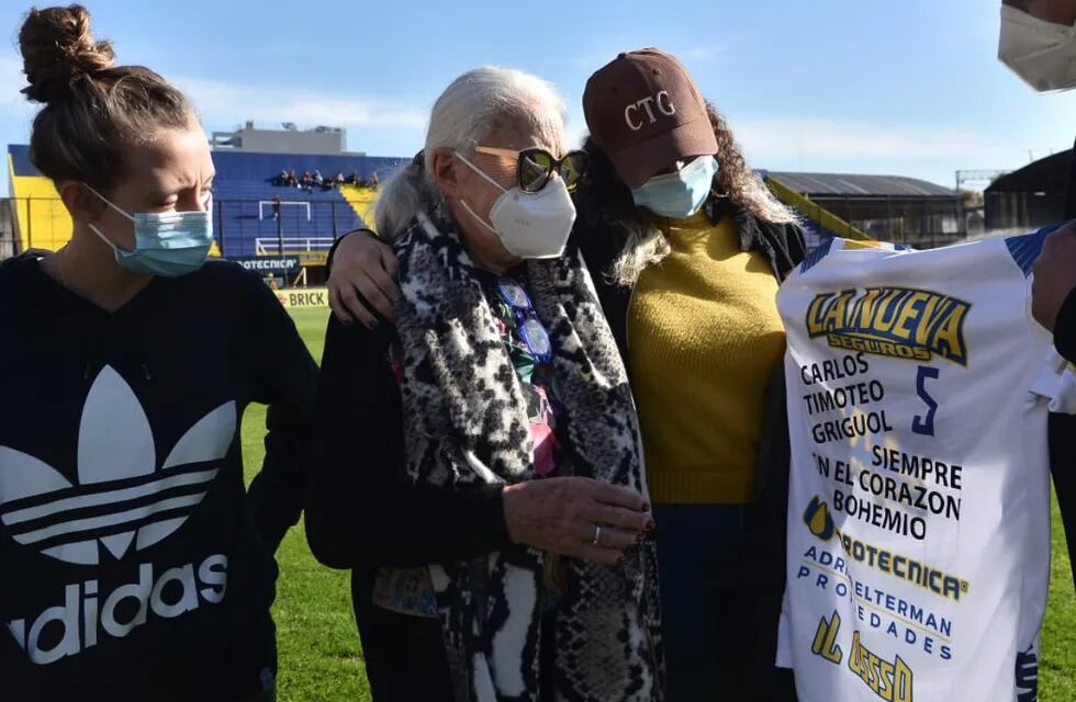 Homenaje a Carlos Timoteo Griguol en cancha de Atlanta. Betty Suárez, la compañera de toda la vida, recibió una camiseta del Bohemio, en reconocimiento de su trayectoria en el club y fútbol argentino.