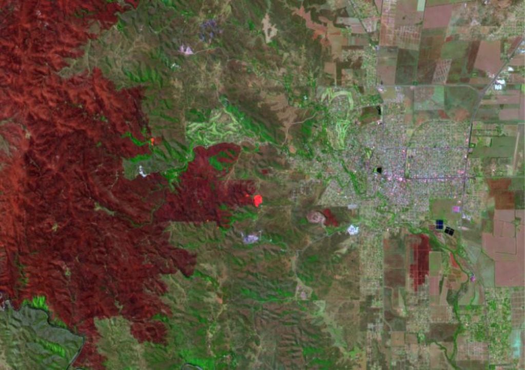 Vista del área afectada por los incendios en la zona de Alta Gracia, Córdoba. Area quemada en las sierras y a la derecha, la ciudad. Producto CONAE 2020