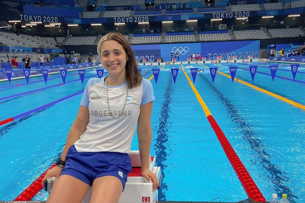 Delfina Pignatiello posa sonriente en la pileta olímpica. (@delfipignatiello)