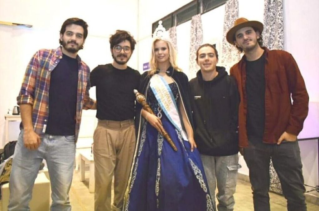 Camila Iglesias, la nueva reina nacional de los Estudiantes, recibió el saludo de los integrantes de Morat, la banda colombiana que puso broche de oro a la gala del viernes.