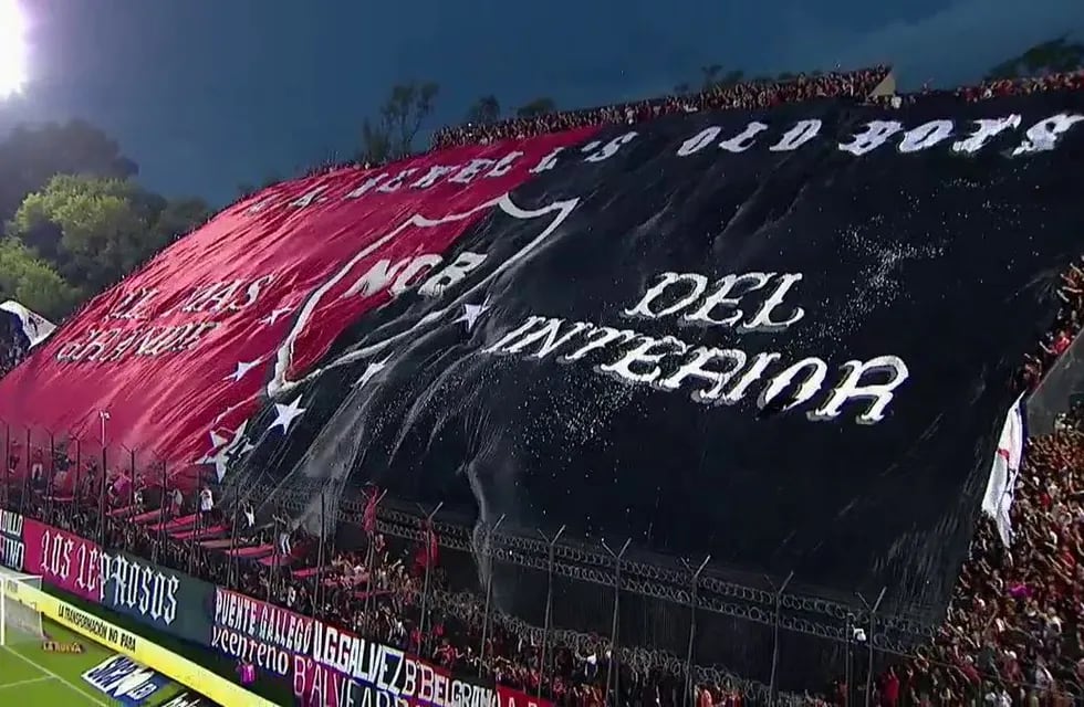 La popular sur del Estadio Marcelo Bielsa quedó cubierta por una bandera gigante.