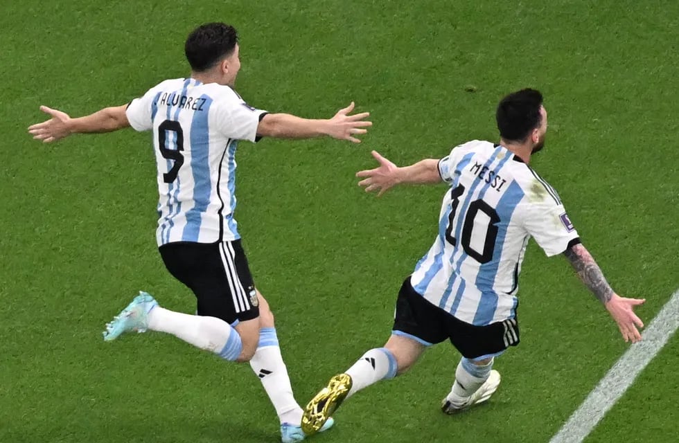 Messi festeja el 1 a 0 de Argentina ante México junto a Julián Álvarez. (Prensa Fifa).