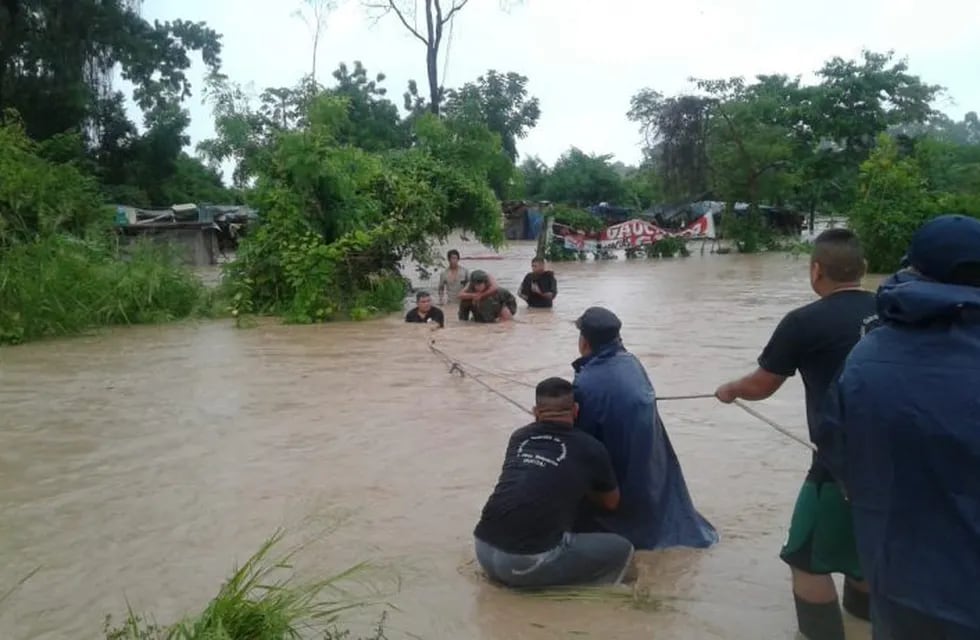 Ya son siete las familias evacuadas por las inundaciones en Orán y Tartagal. (Policía de Salta)