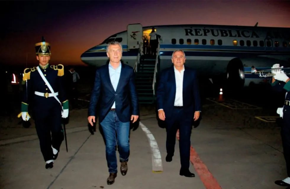 El presidente Macri llegó a Jujuy con el propósito de desarrollar este jueves una intensa agenda que incluye una reunión de gabinete e inauguraciones de obras, como las nuevas instalaciones del aeropuerto.