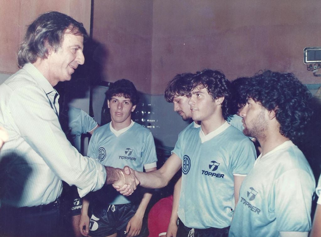 El posteo de Belgrano en redes tuvo una foto de César Luis Menotti saludando a jugadores del Celeste. (Prensa Belgrano)