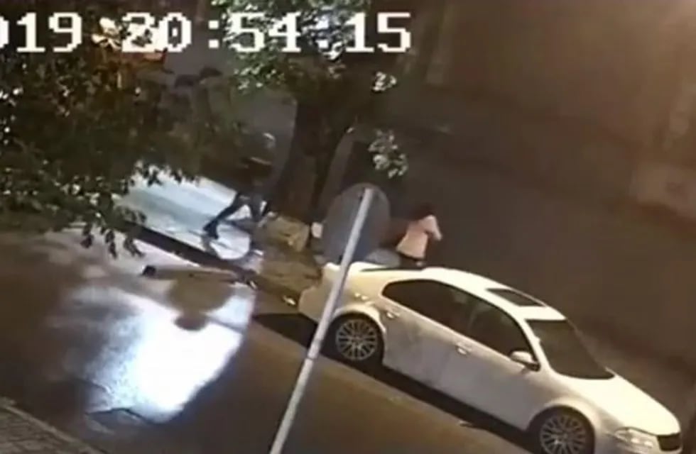 Un nuevo video muestra el momento en que un hincha de Peñarol asesina a otro de Nacional en Uruguay (Foto: captura video)