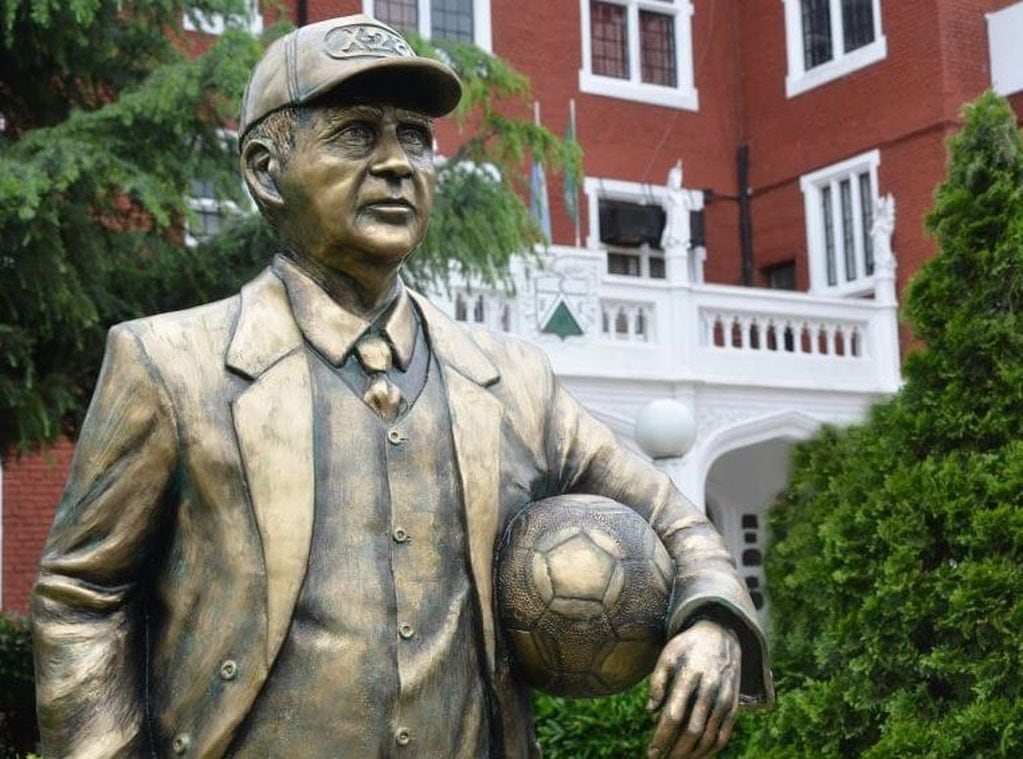 La estatua de Carlos Griguol en Ferro.