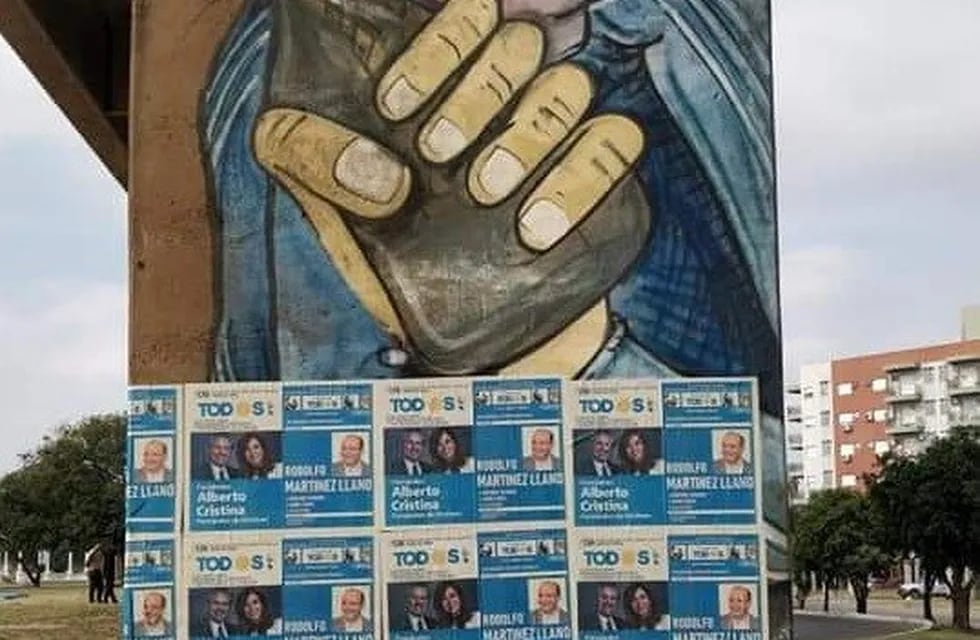 Arruinan murales correntinos con afiches partidarios