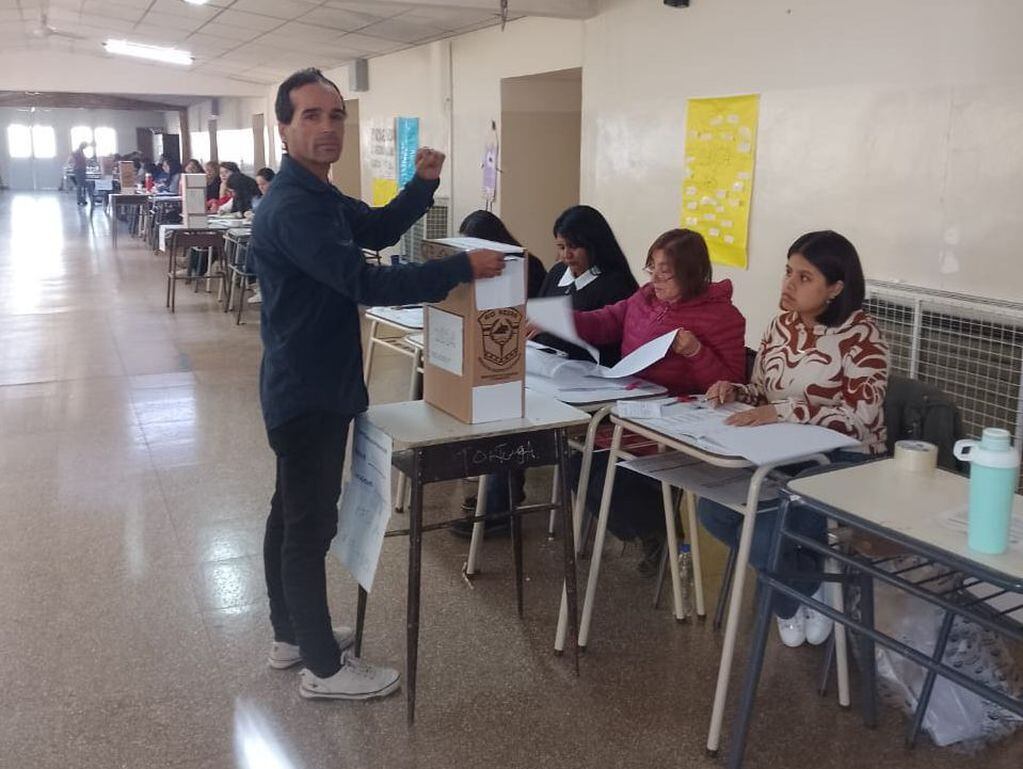 Gabriel Musa, del Frente de Izquierda Unidad votó en Río Negro.