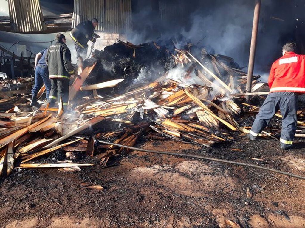Restos humeantes del comercio que se quemó en Posadas. El edificio corre peligro de derrumbe. (Policía Misiones)