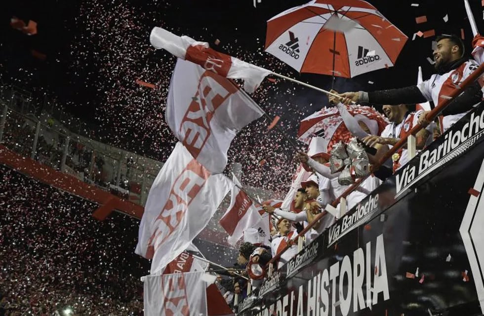 Argentina's River Plate team celebrates after winning the Recopa Sudamericana final football match against Brazil's Athletico Paranense at the Monumental stadium in Buenos Aires, Argentina, on May 30, 2019. - River Plate won 3-0. (Photo by JUAN MABROMATA / AFP)