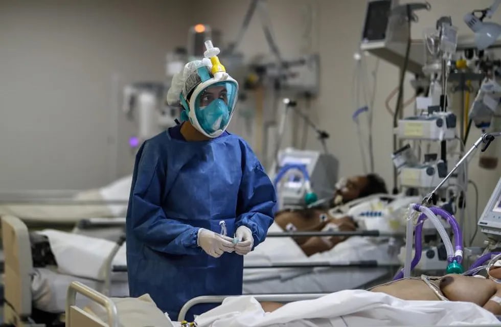 Una enfermera realiza un control a enfermos de covid-19 en el Hospital del Bicentenario de Esteban Echeverria. (EFE)