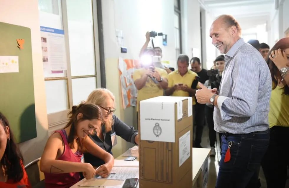 Omar Perotti, a punto de votar en la escuela Alberdi de Rafaela (Prensa Perotti)