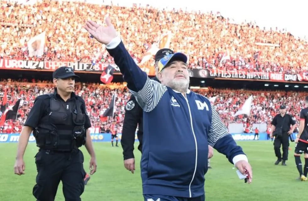 Salida de Maradona al Coloso Marcelo Bielsa (@CANOBoficial)