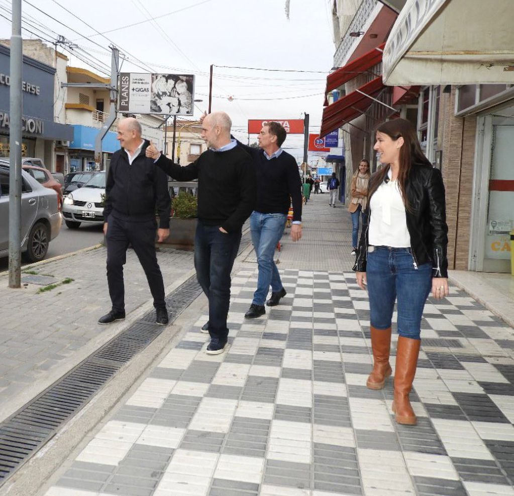Horacio Rodríguez Larreta y Diego Santilli recorrieron las calles de Punta Alta acompañados de Abigail Gómez y Mariano Uset.