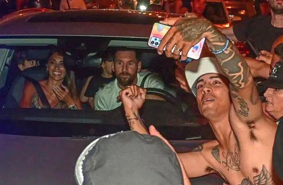Así llegó Lionel Messi y Antonela Roccuzzo a la fiesta que organizaron en Rosario.