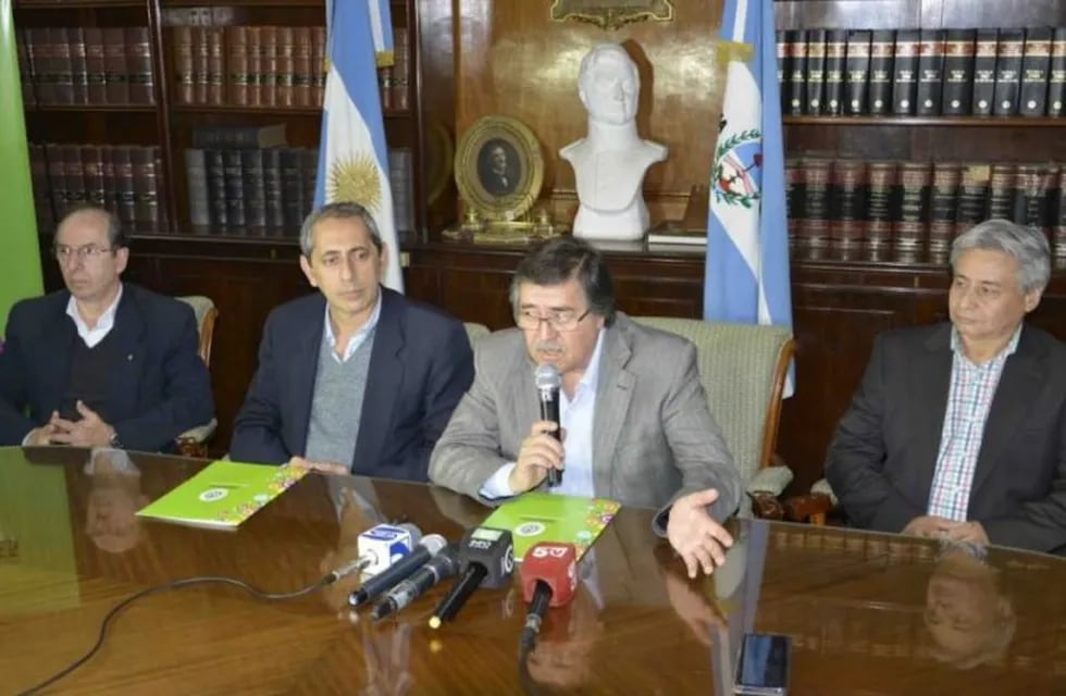 El ministro de Hacienda de Corrientes, Vaz Torres, anunció los aumentos salariales para los estatales. (Foto: La República)