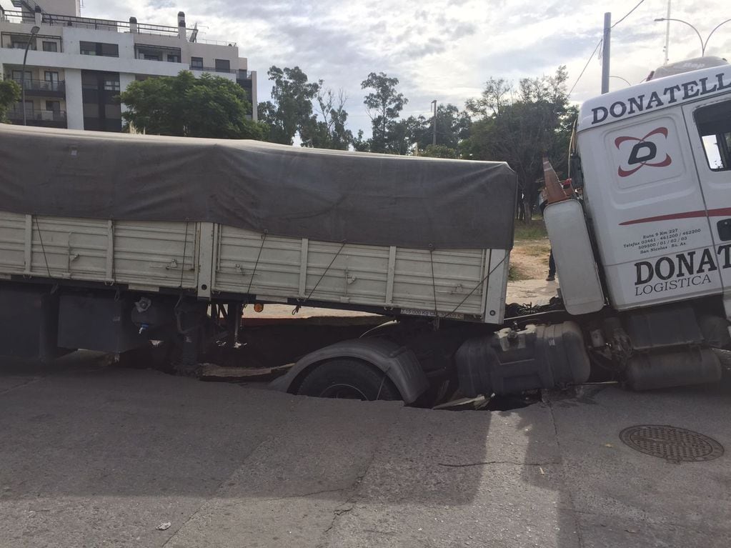 Camión "tragado" por una calle. Ocurrió en la esquina de Martín de Fonseca y Vélez Sársfield. (Fotos: Diego Tabachnik)