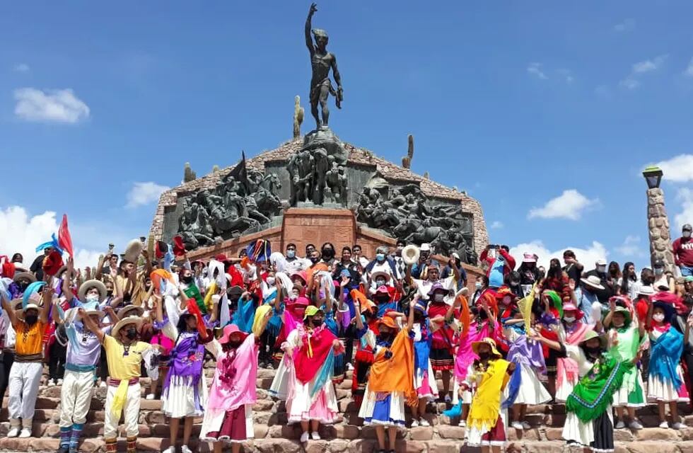 Músicos, bailarines, autoridades, descendientes y vecinos, en una celebración del Día del Carnavalito en homenaje a Edmundo Zaldívar, autor de la "joya" musical de Humahuaca.