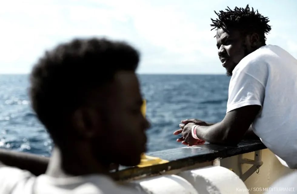 Inmigrantes navegando en el Aquarius el 14 de junio de 2018. (AFP)