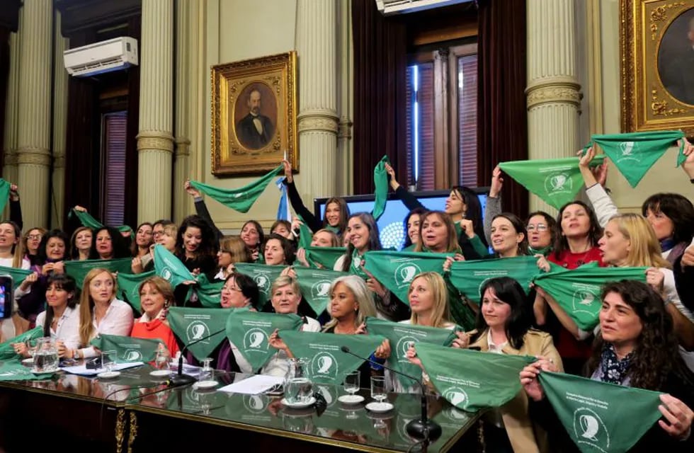 La Campaña Nacional por el Aborto Legal, Seguro y Gratuito celebra un encuentro en el Congreso argentino junto a varias senadoras de cara al tratamiento de la despenalización de la interrupción voluntaria del embarazo en la Cámara Alta hoy, martes 26 de junio de 2018, en Buenos Aires (Argentina). EFE/Naiara Bellio