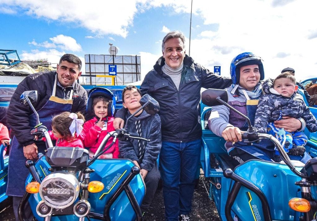 El intendente Martín Llaryora, en la entrega de motocargas a recolectores urbanos (Municipalidad de Córdoba).