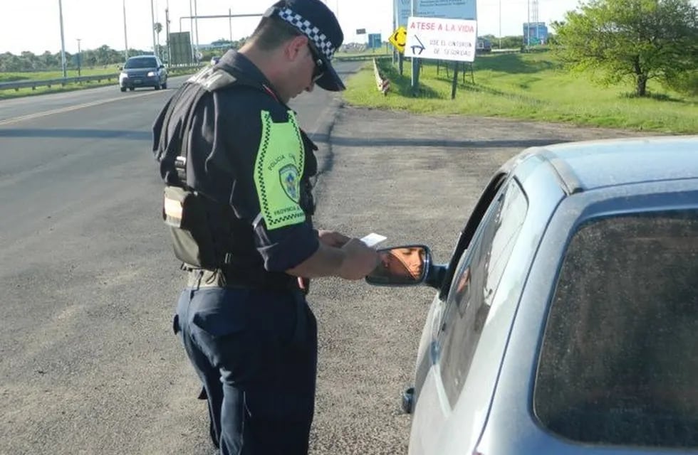 La Policía Caminera en Chaco, ya reconoce la portación digital de la documentación para conducir.