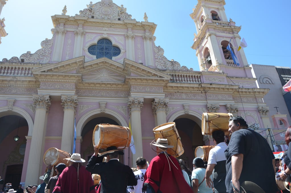 Miles de peregrinos llegaron a la capital salteña para participar de la imponente celebración religiosa popular, con el lema "Milagro, camino que renueva nuestra fe y nuestro bautismo".