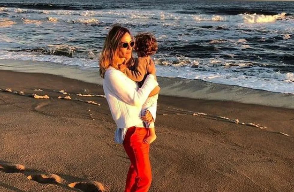 La tucumana Lara Bernasconi fue vista en cuatriciclo y sin casco con su bebé de 21 meses (Foto: Instagram)