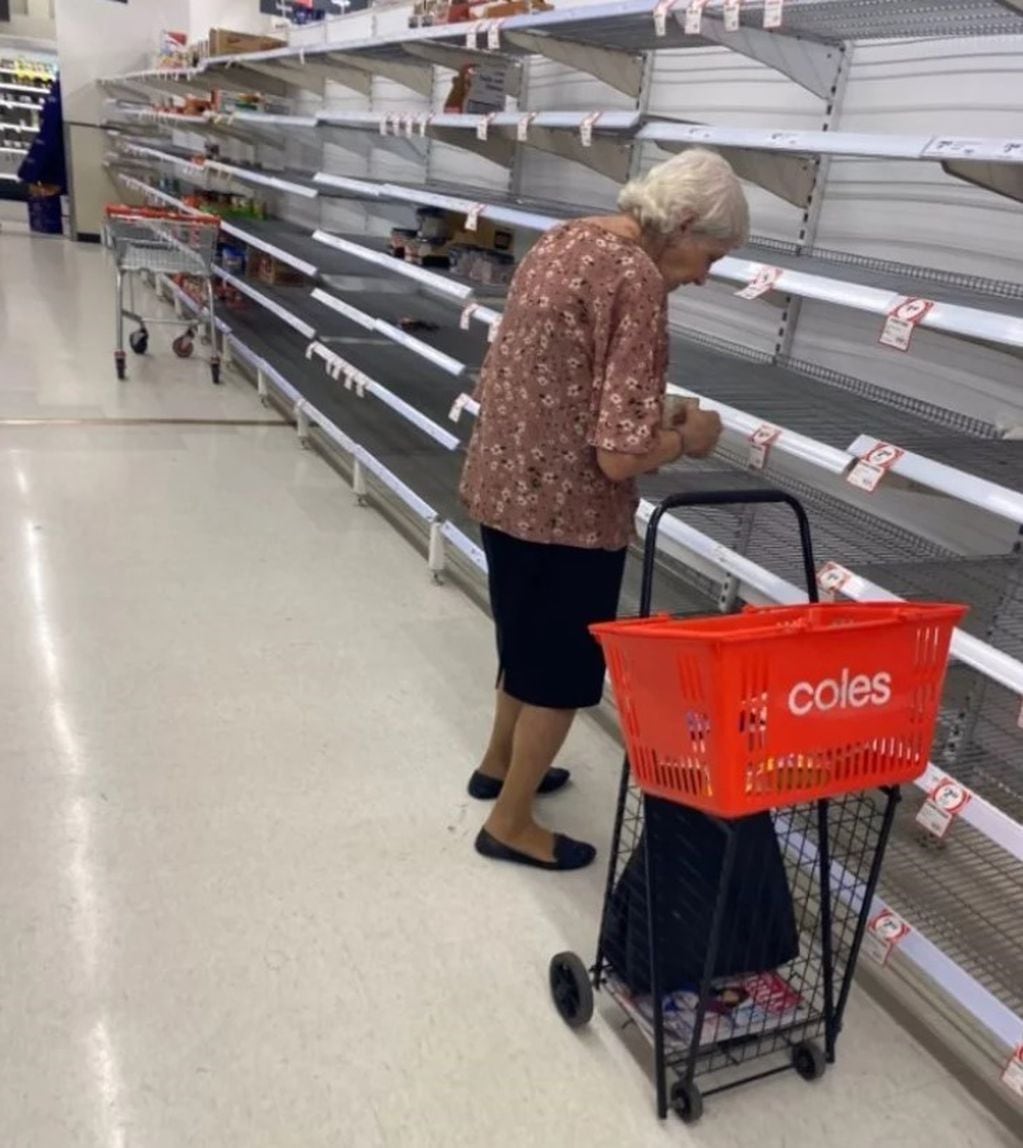 Coronavirus: una anciana lloró frente a las góndolas vacías del supermercado y su foto dio la vuelta al mundo (Foto: web)
